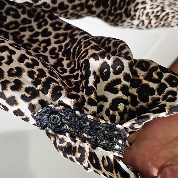 Chico's Leopard‎ Print Women's Top. Size XL CHICO'S 3.  tab Sleeves. Easy Care. - Picture 3 of 9